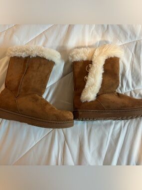 Chestnut Suede Faux-Fur Lined Winter Boots with cute buttons Size 8.5